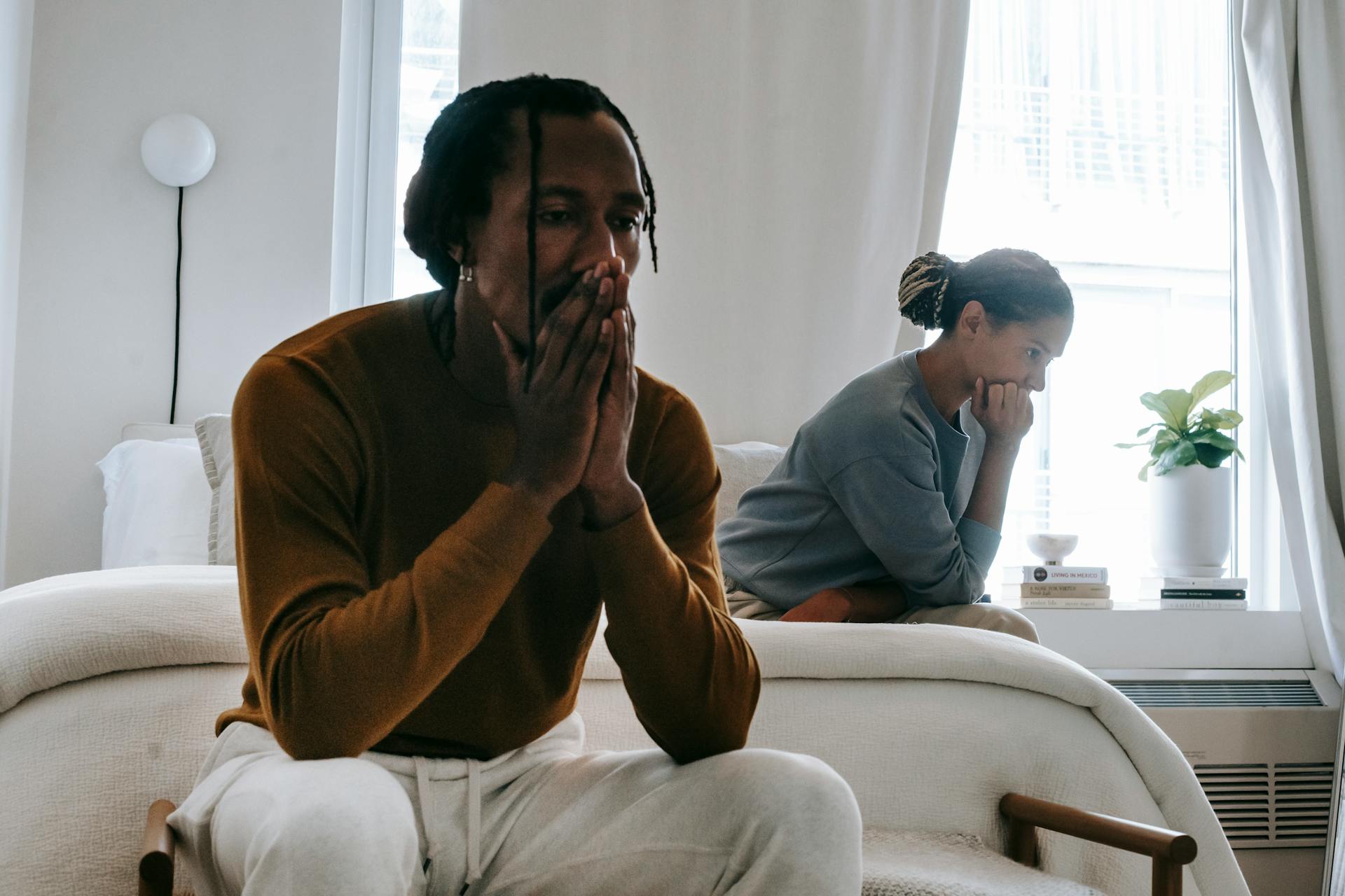 deux couples dos à dos assis sur un canapé pensant à leur finance